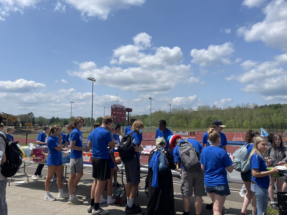 OA_Swider's tweet photo. OFA Clap out and picnic for our graduating seniors! @OAUpdate @OA_Schofield @Green__Corey https://t.co/syTev0YcMk