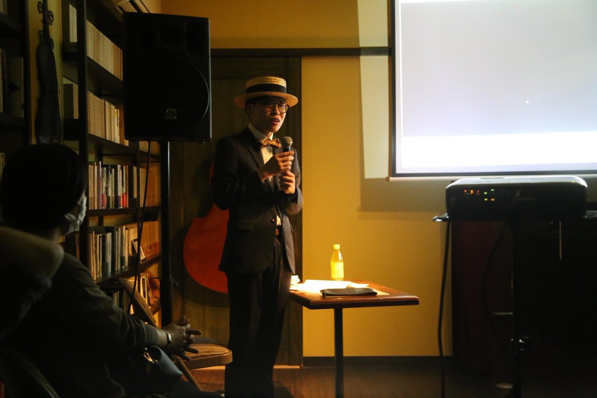 katuben2020's tweet image. 【6/10頑張れ！尾田直彪活弁ライブ報告①】今回の会場は@hakosui 箱崎水族館喫茶室。写真はリハ風景。設備も整っていて珈琲も美味しく、歴史と文化の香り漂う素敵な空間‼️約30人のお客様で間近で観る活弁は、一体感があって、ライブの醍醐味が味わえる貴重な体験でした。「東西喜劇特集」と題して3本！