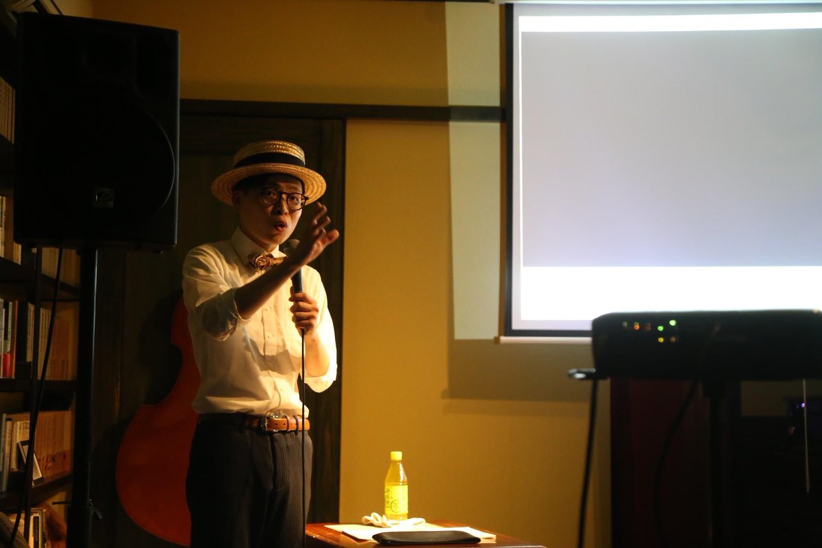 katuben2020's tweet image. 【6/10頑張れ！尾田直彪活弁ライブ報告①】今回の会場は@hakosui 箱崎水族館喫茶室。写真はリハ風景。設備も整っていて珈琲も美味しく、歴史と文化の香り漂う素敵な空間‼️約30人のお客様で間近で観る活弁は、一体感があって、ライブの醍醐味が味わえる貴重な体験でした。「東西喜劇特集」と題して3本！