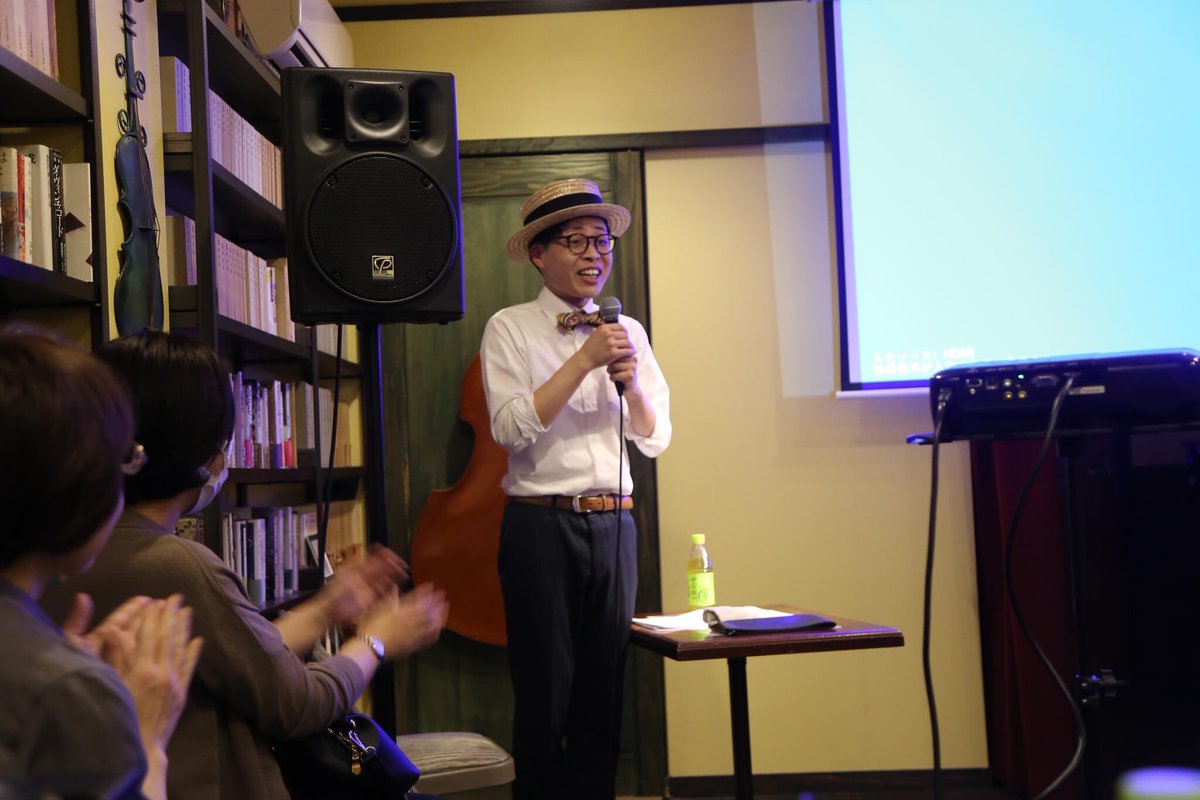katuben2020's tweet image. 【6/10頑張れ！尾田直彪活弁ライブ報告①】今回の会場は@hakosui 箱崎水族館喫茶室。写真はリハ風景。設備も整っていて珈琲も美味しく、歴史と文化の香り漂う素敵な空間‼️約30人のお客様で間近で観る活弁は、一体感があって、ライブの醍醐味が味わえる貴重な体験でした。「東西喜劇特集」と題して3本！