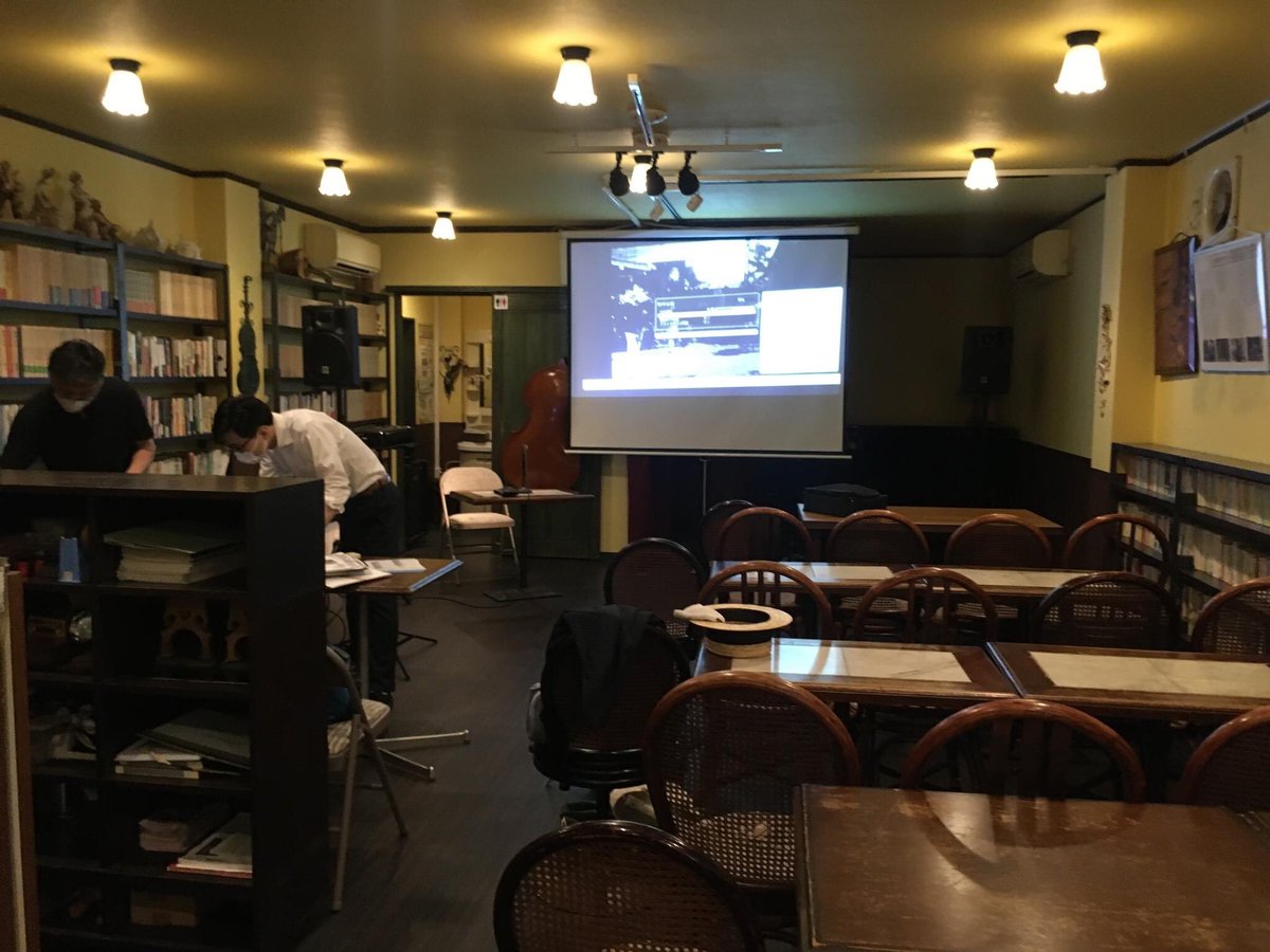 katuben2020's tweet image. 【6/10頑張れ！尾田直彪活弁ライブ報告①】今回の会場は@hakosui 箱崎水族館喫茶室。写真はリハ風景。設備も整っていて珈琲も美味しく、歴史と文化の香り漂う素敵な空間‼️約30人のお客様で間近で観る活弁は、一体感があって、ライブの醍醐味が味わえる貴重な体験でした。「東西喜劇特集」と題して3本！