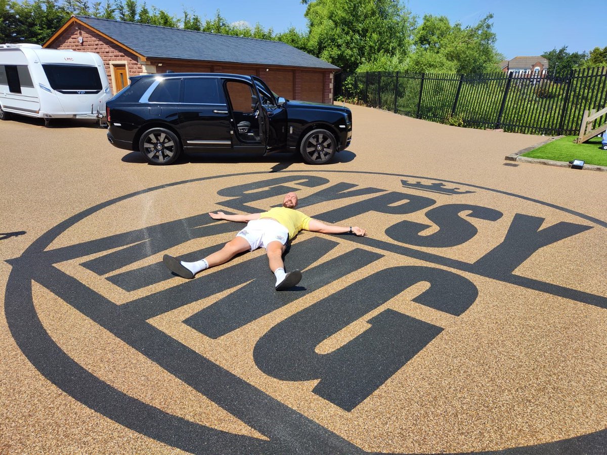 So this really is a knockout of a job 👊 by Total Resin Solutions on Tyson Fury's driveway, using Grantex aggregates. All done and dusted 💥💥 and looking fabulous.
#resinbound #celebstyle #newdriveway #tysonfury #gypsyking