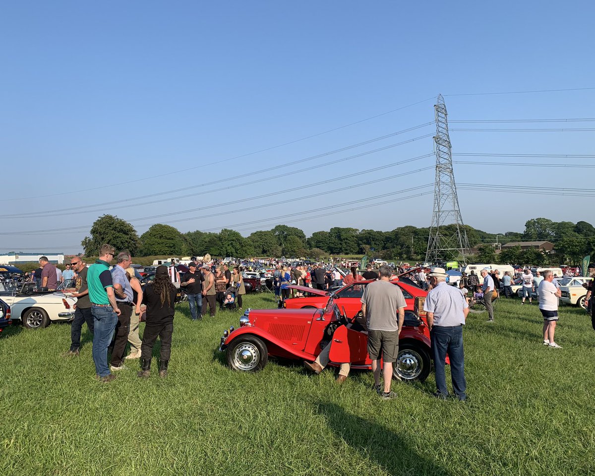 More photos of the show! 
#classiccar #classiccars #car #cars #classiccarshow #carshow #durham #durhamcars #classicsportscar #classicsportscars #hardyclassics