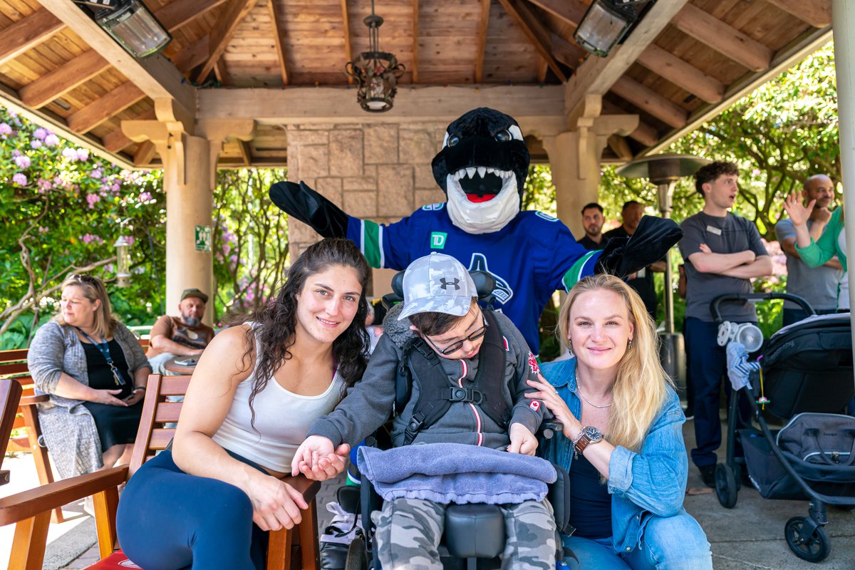 CanuckPlace's tweet image. Last week, @Canucks, @CanucksFIN, and @ufc visited Canuck Place Vancouver - Glen Brae Manor and spent the afternoon with patients, families, and staff as part of UFC 289 fight week! Thanks for spending time with us! #UFCInTheCommunity #CanuckPlace