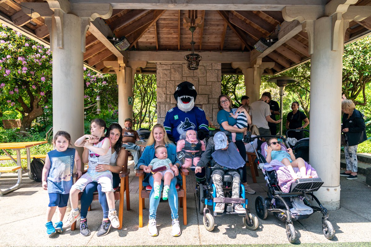CanuckPlace's tweet image. Last week, @Canucks, @CanucksFIN, and @ufc visited Canuck Place Vancouver - Glen Brae Manor and spent the afternoon with patients, families, and staff as part of UFC 289 fight week! Thanks for spending time with us! #UFCInTheCommunity #CanuckPlace