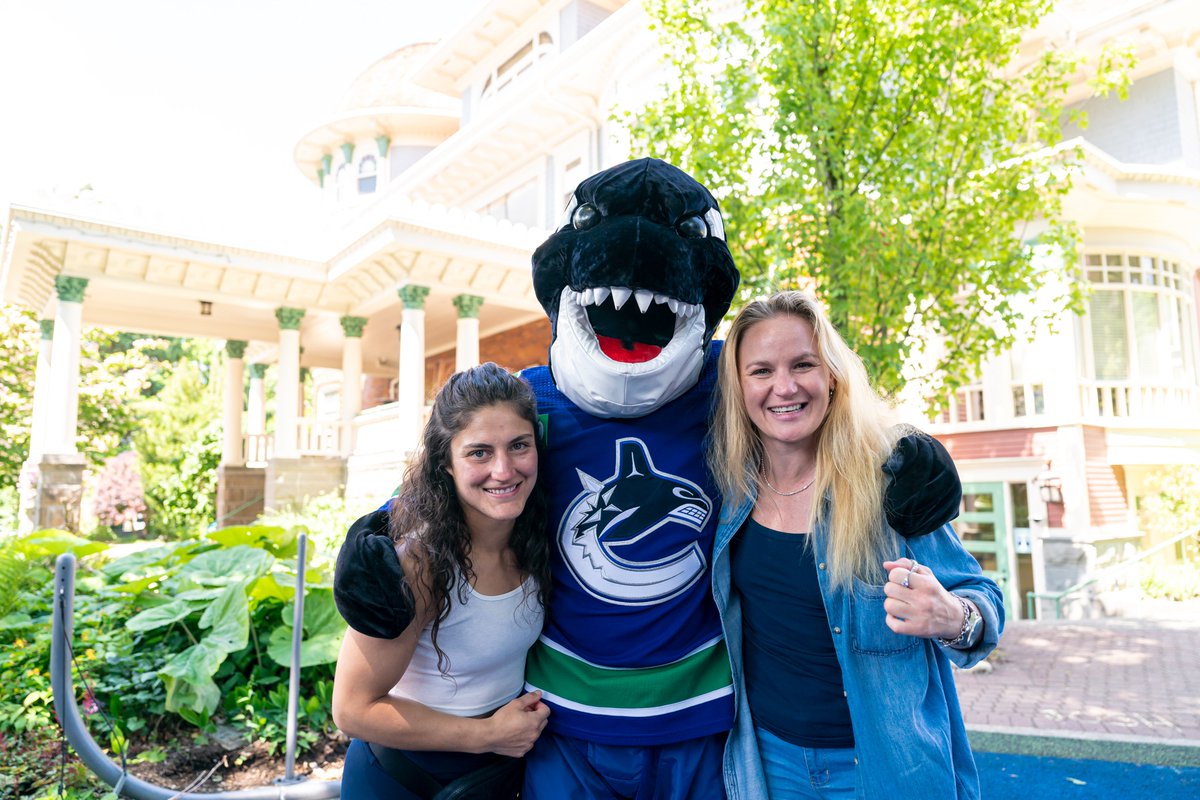 CanuckPlace's tweet image. Last week, @Canucks, @CanucksFIN, and @ufc visited Canuck Place Vancouver - Glen Brae Manor and spent the afternoon with patients, families, and staff as part of UFC 289 fight week! Thanks for spending time with us! #UFCInTheCommunity #CanuckPlace
