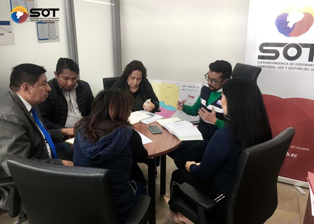 sot_ecuador's tweet photo. #MesadeTrabajo | La #Zonal3 mantuvo una reunión con funcionarios del GAD de #Mocha, con la finalidad de informar la correcta aplicación de los instrumentos de ordenamiento territorial, uso y gestión del suelo; así como su registro en la plataforma #IPSOT 2.0 de #SOTEcuador https://t.co/CnpJqQpOjV