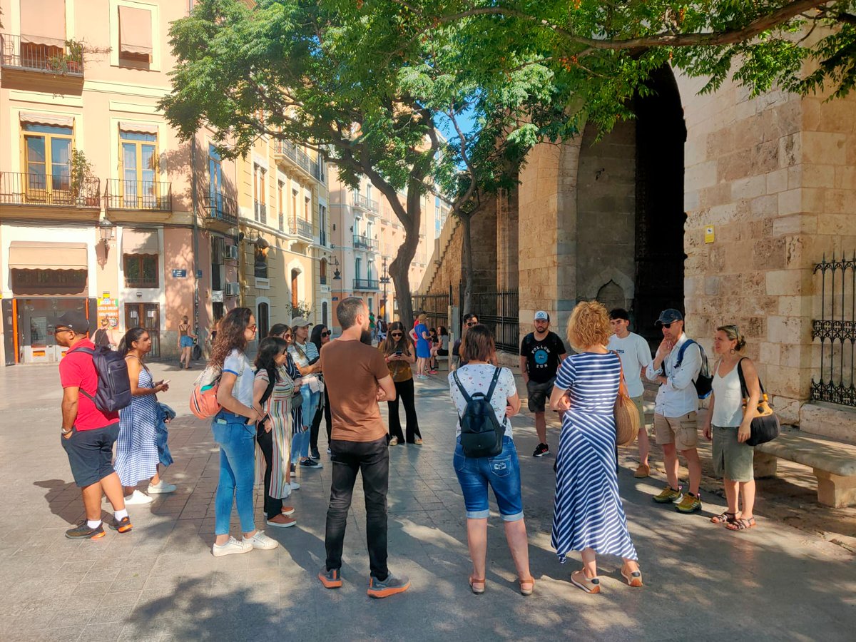 AnnalisaCarus10's tweet photo. DAY 4⃣ - This morning, the partnership of the #VETPACT project discovered the city of Valencia: we want to shape the future of #VETstudents, let's start with a better understanding🧐 of their past and present while walking around the Spanish city🚶♀️ https://t.co/qDe301t0kY