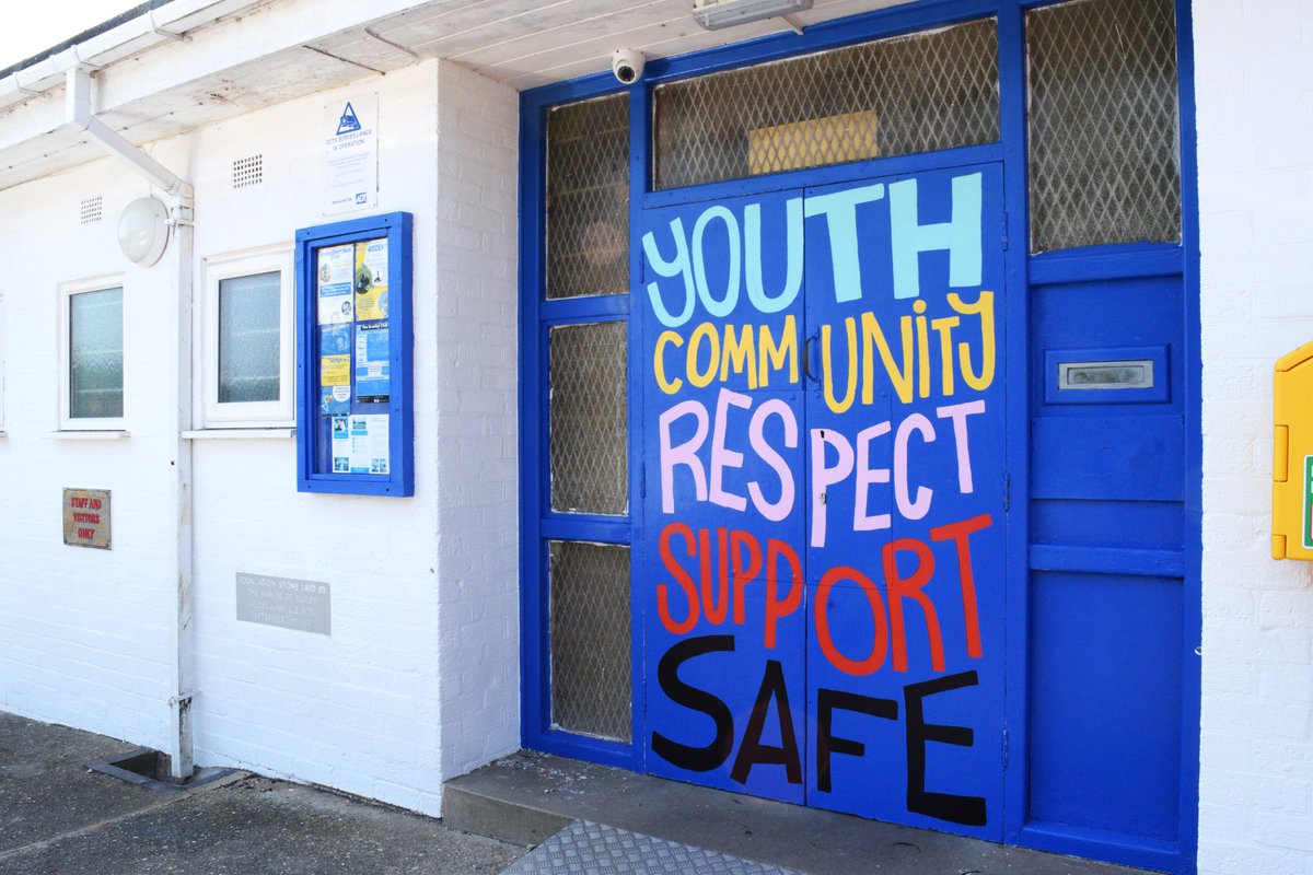 pickleillo's tweet photo. Project wrapped! An absolute DeligHT to work with @TheBradbyClub Youth Center these past weeks. We worked alongside @VIYproject to design and paint (with the help of a fab set of volunteers) a bold and playful design to inject a bit of oomph to the space. Thanks for having us!🌈 https://t.co/ljuaCgnWgG