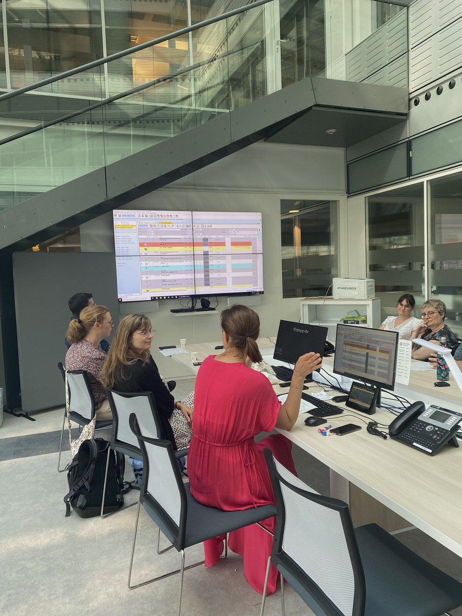France3Paris's tweet photo. L’aventure pour l’éducation aux médias et à l’information continue !

Visite ce matin des formateurs @LeCLEMI pour leur permettre de préparer des ateliers de rentrée à partager avec leurs élèves.

@Francetele @blin_marlene @F3Regions #educmediasinfos https://t.co/JyU1HysvVj