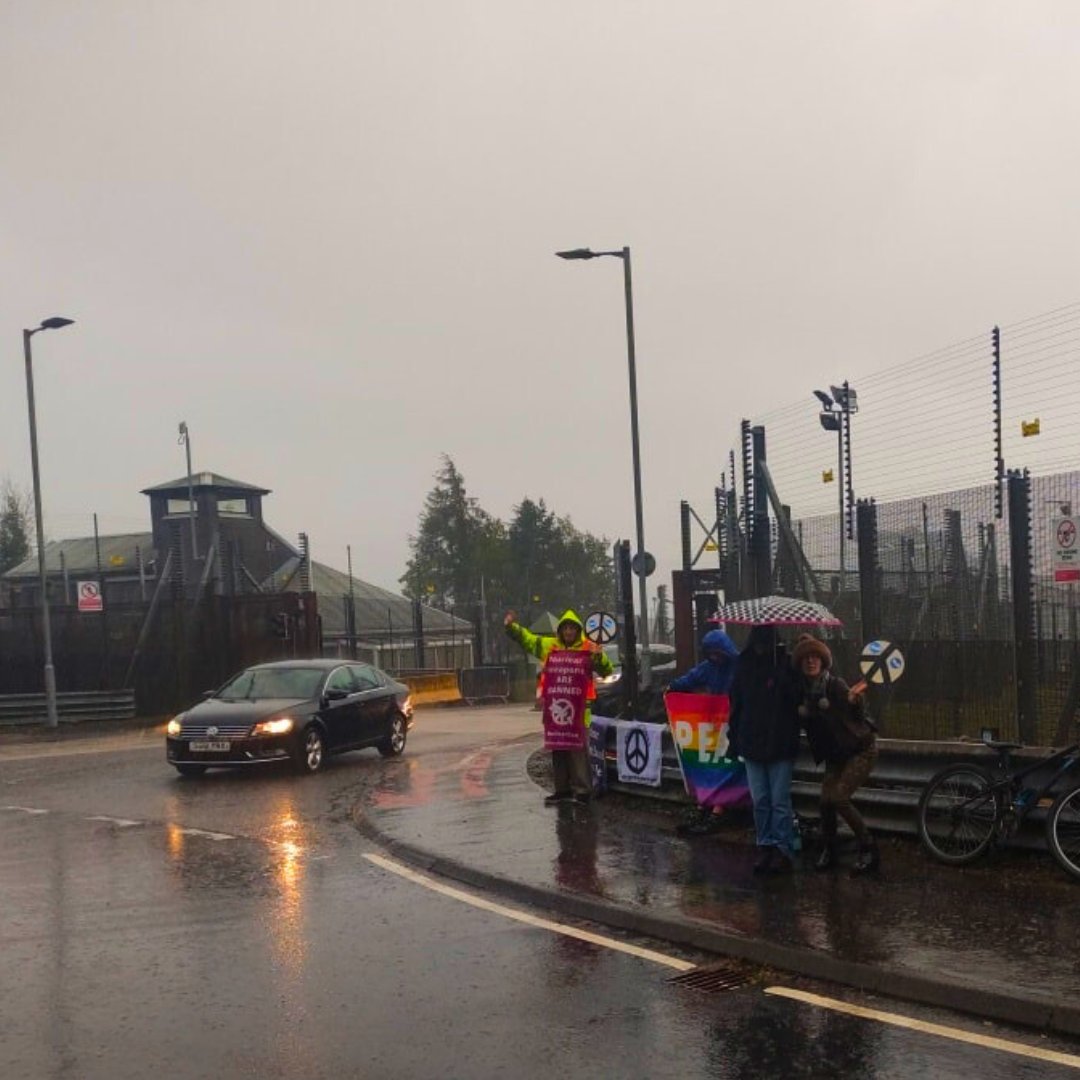 Whether the weather is bonnie or dreich, #Faslane peace campers are up at the military base for their weekly vigil 🌞☔

Want to join them? 

📍HMNB North Gate, Faslane, Helensburgh G84 0EH
⏰Every Wednesday @ 4pm 

#faslanepeacecamp #scottishcnd