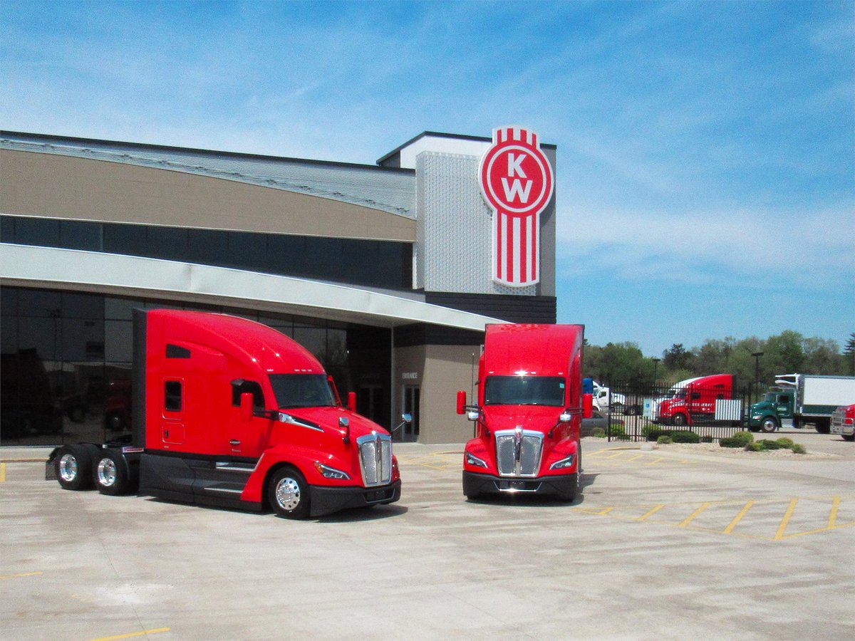 Couple of nice rides!

#Kenworth #kenworthtrucks #CSMCompanies #csmtruck #T680 #trucksofinstagram #trucks #trucknation #worldsbest