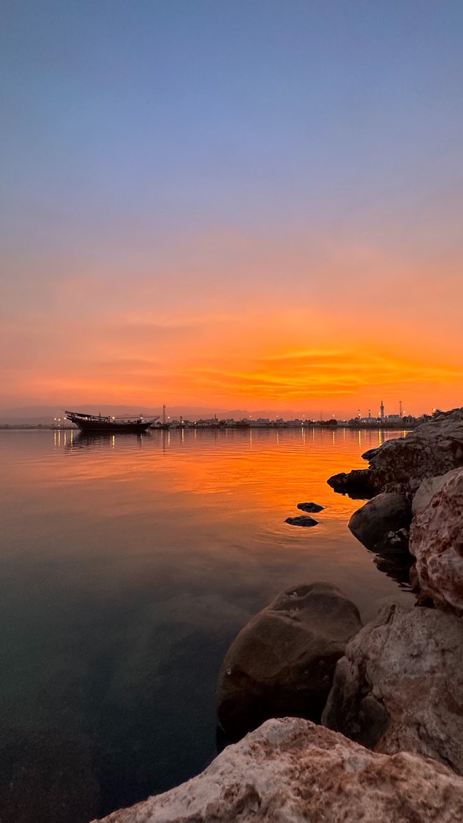 الرائع والملفت في لوحة غروب الشمس، أن كل مكانٍ يختص فيه الغروب بمشهد يختلف بها عن غيره من الأماكن الأخرى

#صور_العفية
#غروب