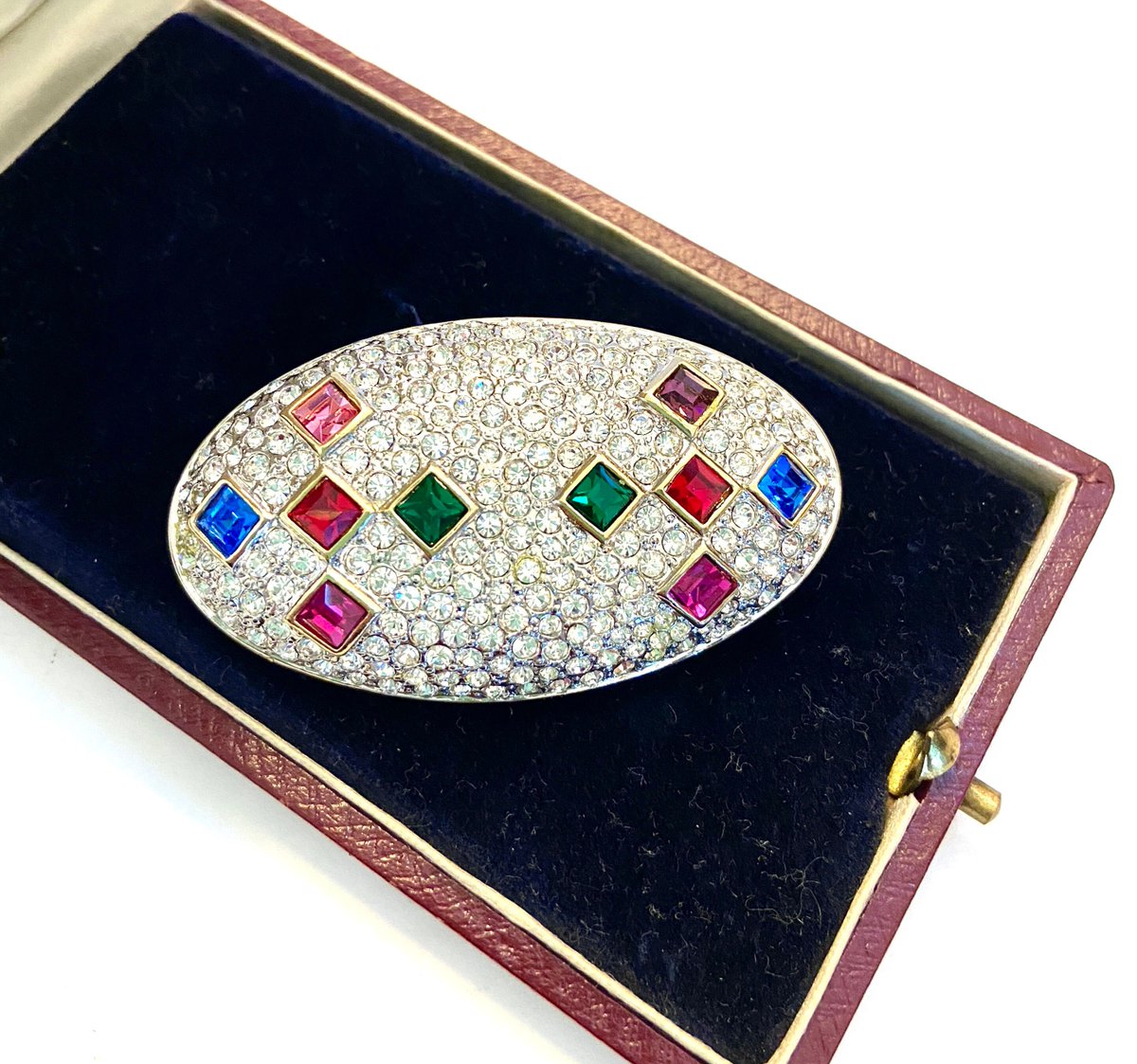 Multi-Color Rhinestone Brooch Large Oval Shape Slightly Domed Encrusted w Clear Rhinestones & Multi Color Square Cut Stones Gift for Her #VintagePin #VintageBrooch 
$63.00
➤ etsy.com/listing/919816…