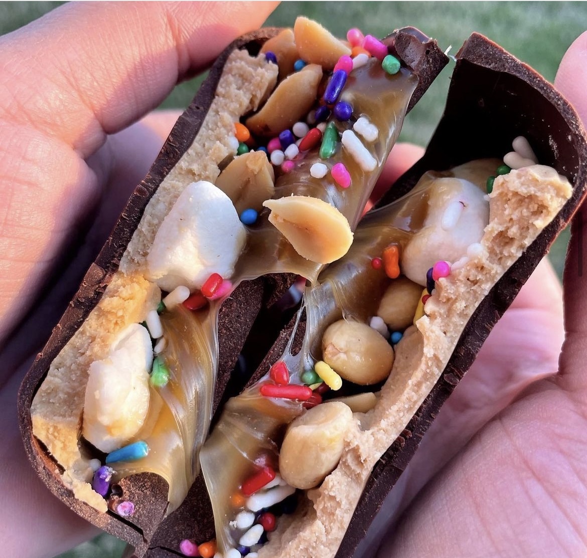 Making your Monday a little bit more colorful and a lot sweeter! Don’t forget to tag @googooclusters when you Design Your Own Premium Goo Goo so we can see your yummy creations! 🍫 #happymonday 📸: Bites and Brews