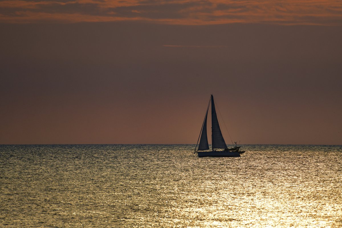 JamesMontanus's tweet photo. Beautiful scene early this morning just after sunrise with this lone sailboat heading west out of the Port of Rochester. I can't help but wonder where they are headed. The sky is pretty much the limit as the 'Great Loop' can take you down the MS River the Gulf of Mexico. https://t.co/xhQ4PJg2dM