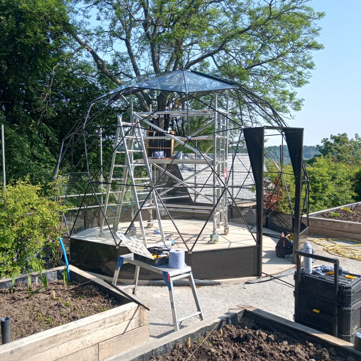 This week we're in Surrey installing a brown SOLARDOME® Haven. The frame is up, and today the glass is going in! 

The owners are looking to use the dome as a social and entertaining space and can't wait to see it being enjoyed.

#outdoorliving  #garden