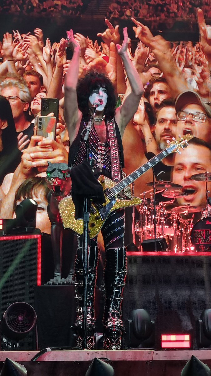 jj_thun's tweet photo. @PaulStanleyLive You were great - see you tonight in Brussels 🤟 https://t.co/4C0R6ktGRy