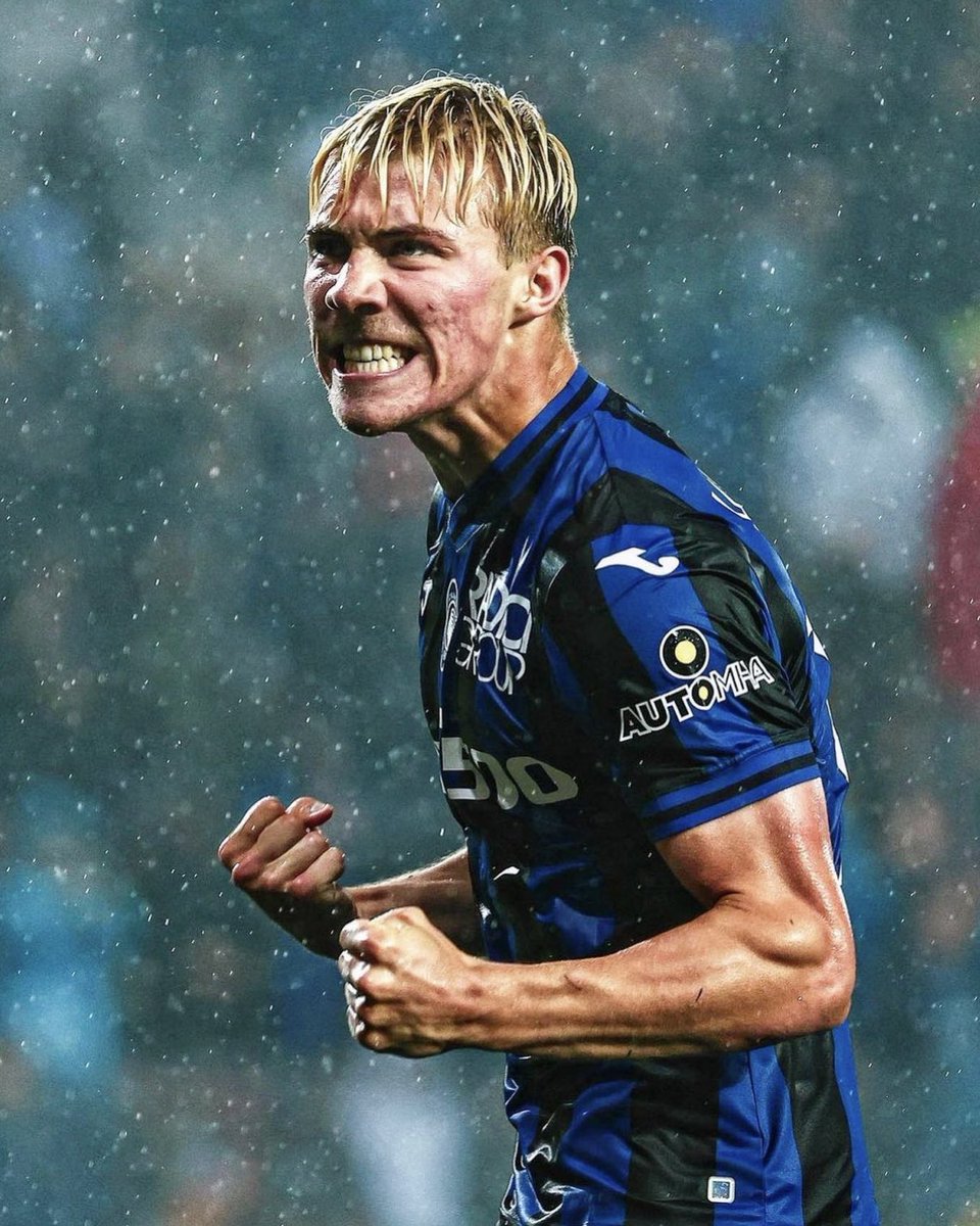 tfmfc's tweet photo. Rasmus Hojlund🚨: "Manchester United, huge club... I must have done something right if it says they want me".

"My goal is to reach the top shelf, and you can say that Manchester United is", told Berlingske.

( Via @FabrizioRomano ) https://t.co/w8FN1UnGMD