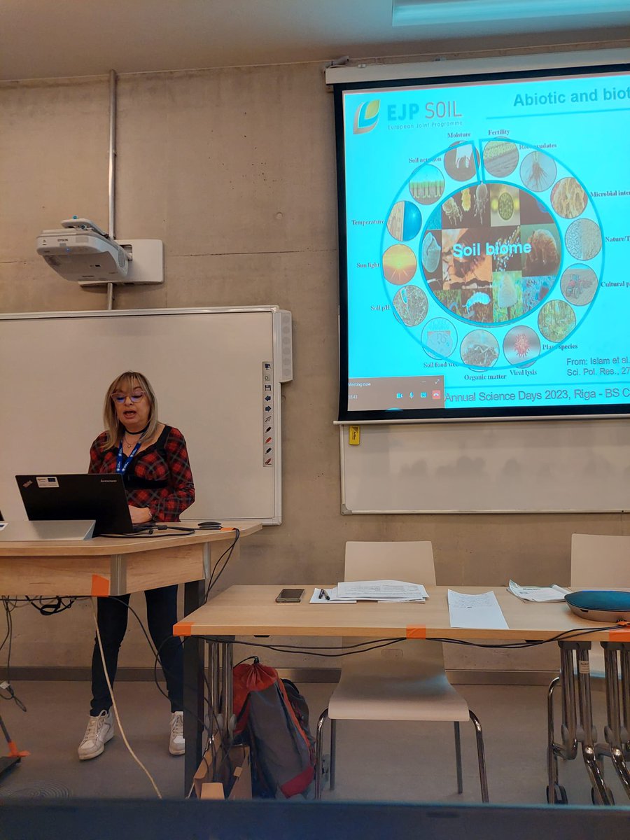 Can we shape diversity and functioning of #soil #microbiota by introducing #agroecological practices? @Ale_Trinchera (@CREARicerca) presenting rationale and  first results of @AGROECOseqC project on the effect of soil disturbance & #plant diversity on soil community composition.