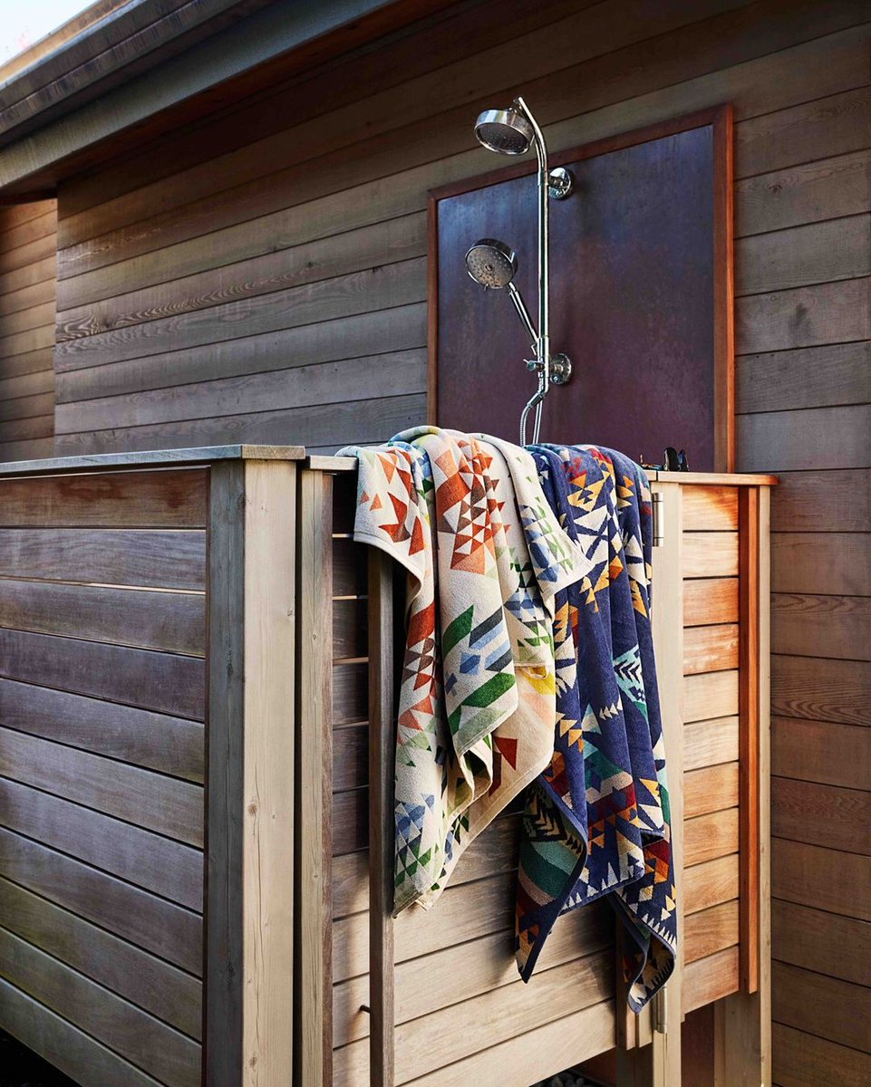 Fall in love with our Jacquard Beach Towels 🏖️

Crafted from velvety cotton velour, they embody meticulous attention to detail. Dive into a sea of vibrant colours that stay true, wash after wash

pendletonwoolenmills.eu/collections/to…