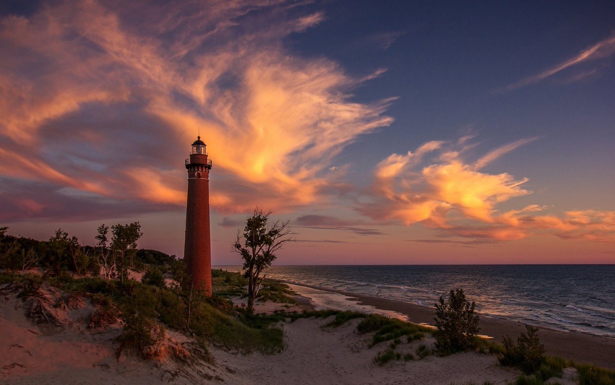 kolean_mike's tweet photo. Beautiful lighthouse on Lake Michigan https://t.co/L6SoVXiELY