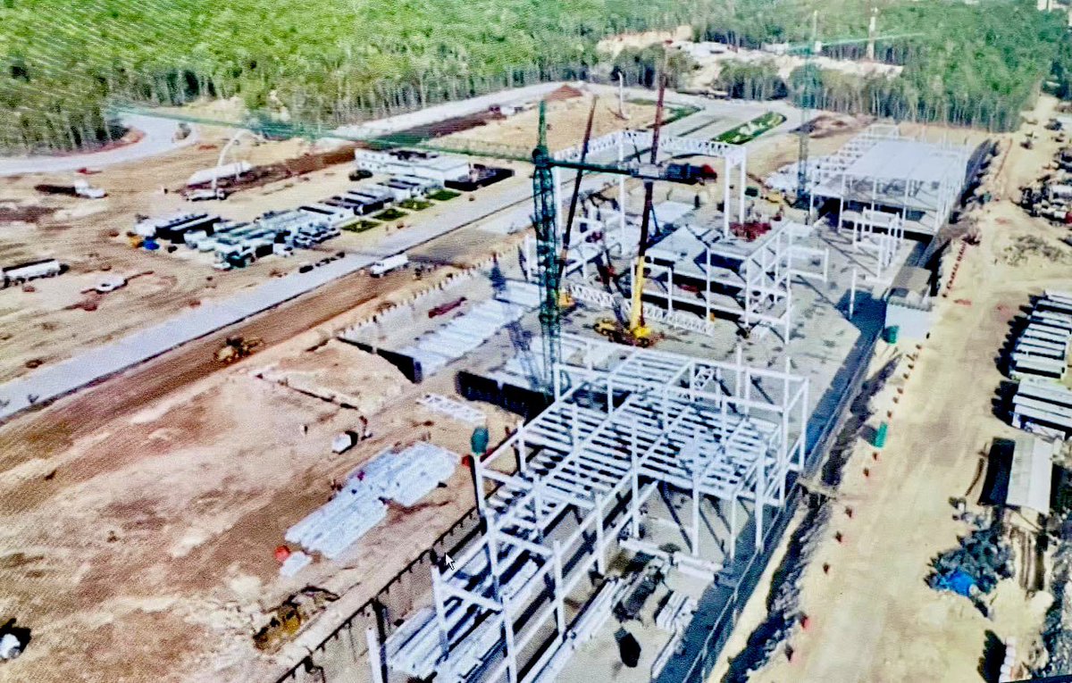 MaraLezama's tweet photo. La construcción del Aeropuerto Internacional “Felipe Carrillo Puerto” ✈️ avanza. La pista de 3 mil 700 metros está prácticamente terminada y el edificio de la Terminal de Pasajeros, que tendrá una capacidad para 5.5 millones de pasajeros, se construye en tiempo y forma. 

Esta nueva puerta de entrada a #QuintanaRoo, será inaugurada en diciembre de este año, y facilitará el acceso a destinos del centro y sur del estado, ya que se conectará con el @TrenMayaMX, diversificando nuestra oferta turística y llevando prosperidad a todo el estado. 🚅

#UnidosParaTransformar