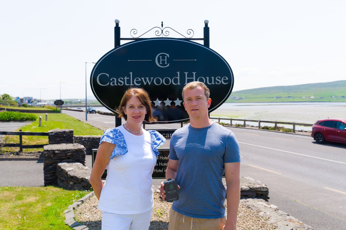 DingleHub's tweet photo. Barry Bambury from DC Six Technologies and Helen Heaton with a monitor going into Castlewood Guesthouse to monitor energy for the next 6 months as part of the Energy Master Plan ⚡️

#dinglehub #dinglepeninsula #energy #community #Dingle #sustainable https://t.co/Tce1sWPV4T