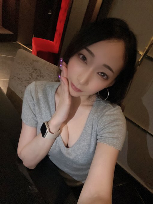 ラウンジ蓮実クレアに、蓮実ママが 出勤しました！ 飲むよ~ ぺろぺろ~ https://t.co/noP7uqJhn6