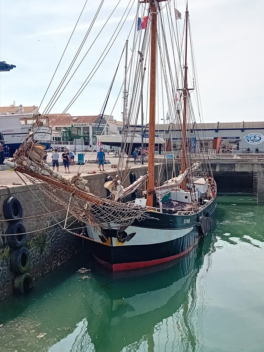 🌍 De Tukker has arrived in beautiful Torguay, UK! The cargo is ready for unloading, marking another successful journey.  #sailcargo #sustainable #shipping #travel ecoclipper.org/schedule