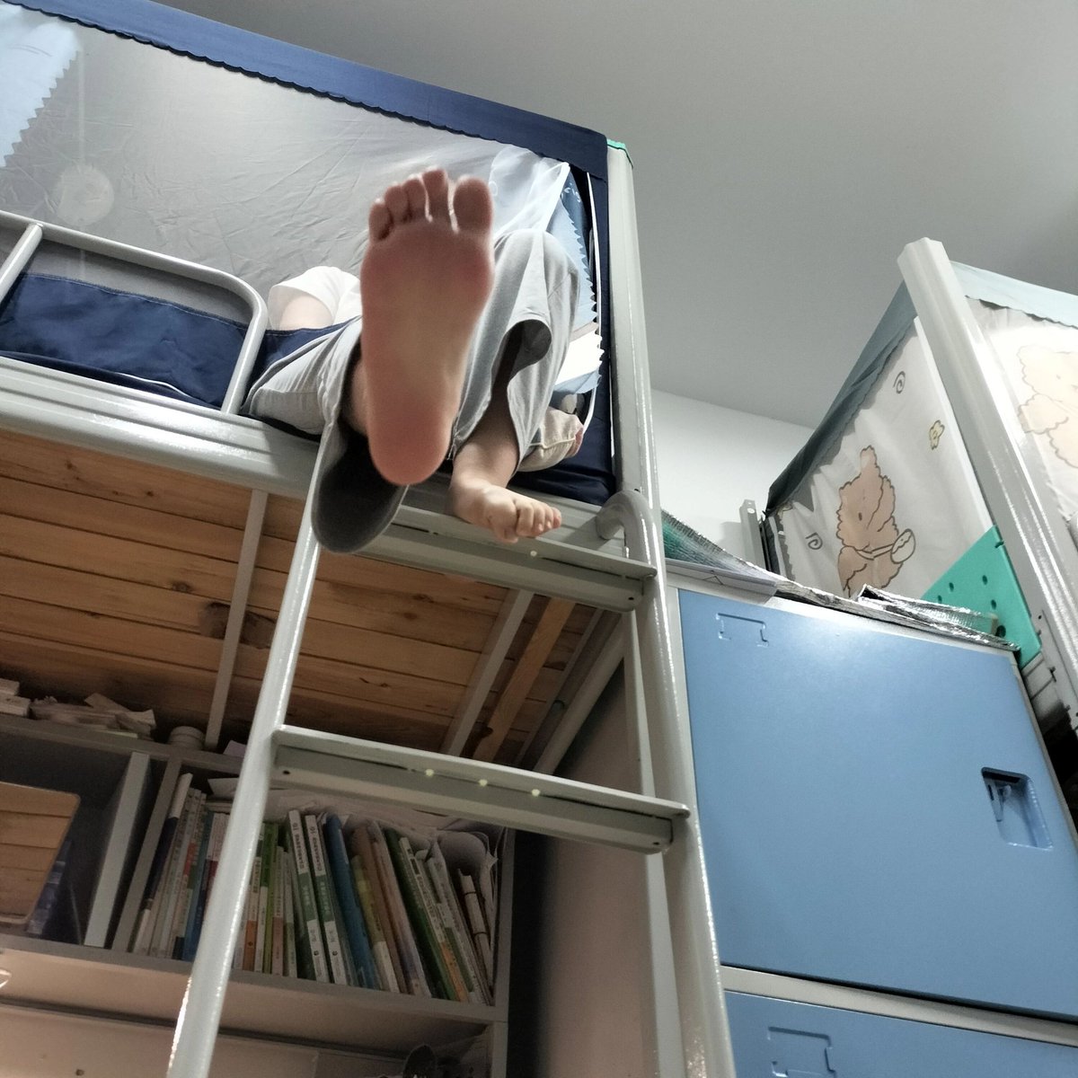 喵喵喵宿舍原味铺 on Twitter: 继续公开偷拍定拍啦，脚底平时就是这个样子滴啦 @kadyw1003，@xiaolu1003 原味 ...