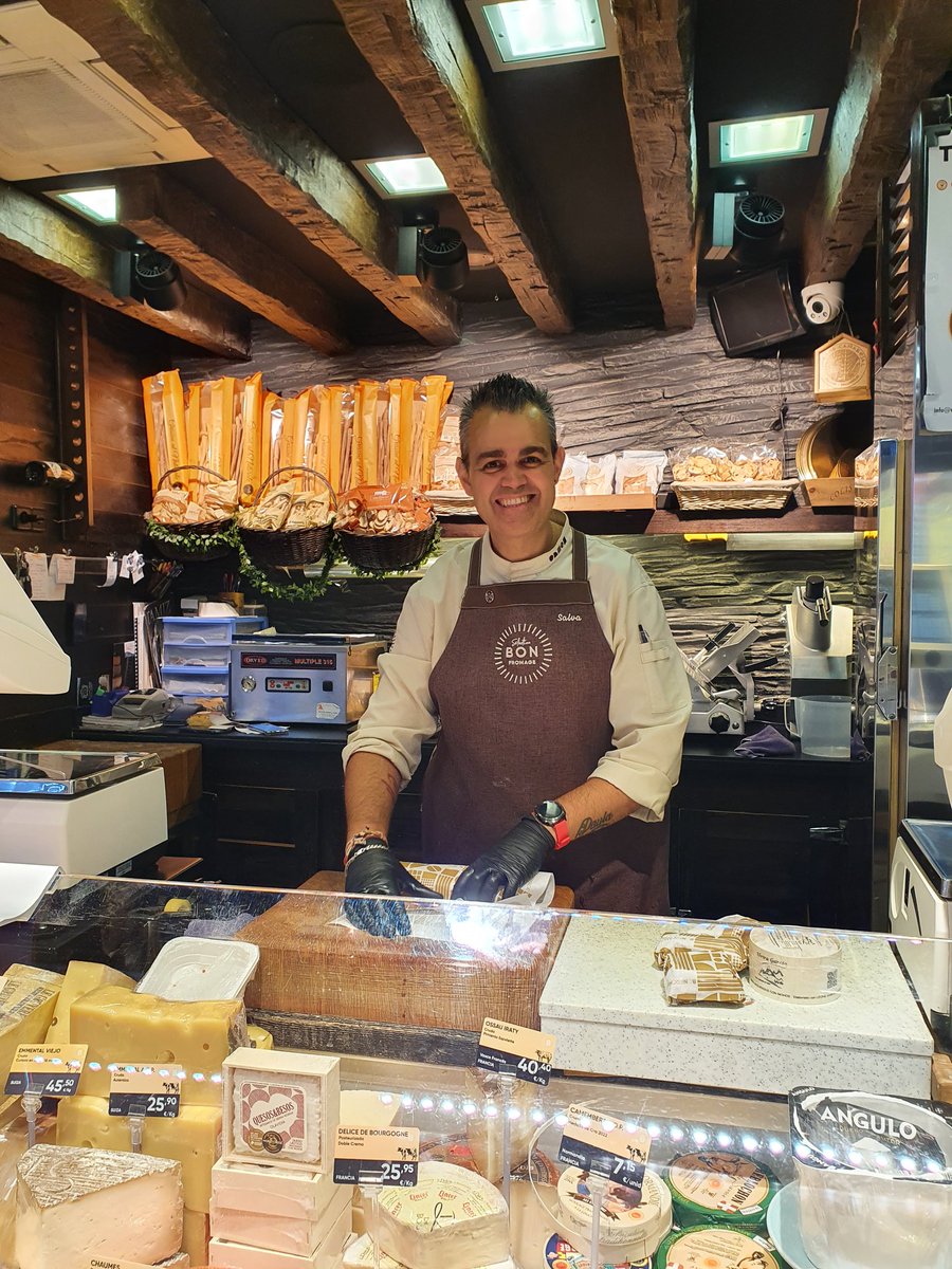 ldepazd's tweet photo. Para amantes del queso, pocos sitios como BON FROMAGE, en el @MCHM_Chamartin . Con el encantador Salvador Valero mimando sus quesos casi tanto como a sus Clientes. https://t.co/tNSGD0xDll