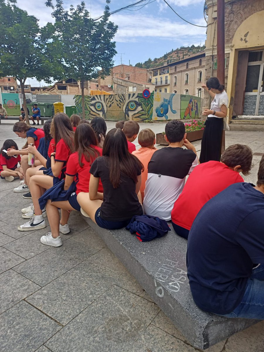 Los alumnos de secundaria también se apuntan a las Rutas Turísticas por #FRAGA 👏👏 👣 Esta semana nos ha acompañado 1º de ESO del colegio Santa Ana de Fraga en una ruta por los Graffitis del Casco Histórico 🤝 #Turismo #TurismoFraga #Educación #EducaciónFraga