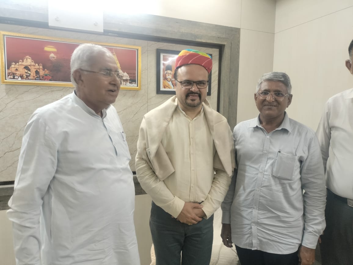 થરાદ ખાતે શિક્ષણ વિભાગના સચિવ ડો.વિનોદ રાવ સાહેબ  પધાર્યા હતા આ સમયે જિલ્લાના શિક્ષણની સ્થિતિ વિશે ચર્ચા કરવામાં આવી..