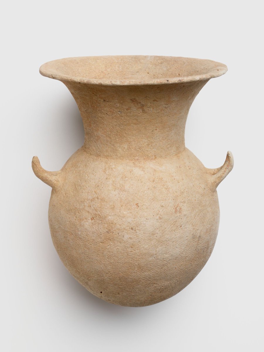 art_museum_bot's tweet photo. Round-Bottomed, Globular Jar with Flaring Lip and Two Pointed, Openwork Handles, and with Cord-Marked Decor
Vessels
Korean, Proto Three Kingdoms period, 1st-2nd century https://t.co/uWBPacBG23