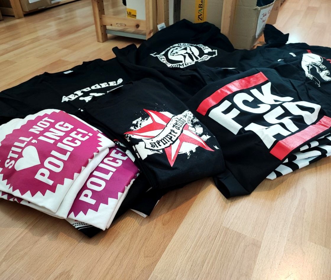 BlackMosqCrew's tweet photo. Wir räumen mal wieder unser Lager auf. Wer noch günstige Shirts und andere Klamotten braucht, findet einen frischen Schwung bei uns im Shop. 😊 Die nächsten Wochen kommen regelmäßig günstige Klamotten dazu.
#Restposten: https://t.co/851yR41j9R https://t.co/dFortBP4ha