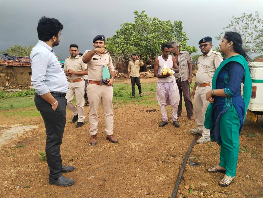 સંભવિત વાવાઝોડાની અસર સામે બરડા નેસ વિસ્તારમાં રહેતા છેવાડાના માનવી સુધી પહોંચી તેઓને ફૂડ પેકેટની વ્યવસ્થા સુનિશ્ચિત કરી તથા તે વિસ્તારના કાચા મકાનોમાં રહેતા લોકોને ફોરેસ્ટ વિભાગના સહયોગથી સુરક્ષિત આશ્રય સ્થાનોમાં સ્થળાંતરિત કર્યા.
<a href="/SDMKutiyana/">Dy Collector & Sub Divisional Magistrate Kutiyana</a> <a href="/collectorpor/">Collector Porbandar</a> @informationpor2