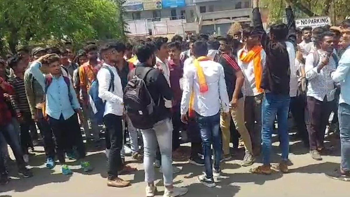 Attempt by Maulavi to convert Hindu students at the MSG College at Malegaon

Opposition of the Pro-Hindu Organisations for the Programme
  
Principal suspended for permitting the programme

sanatanprabhat.org/english/76745.…

#StopConversion #SaveHinduDaughters
@LegalLro @deepakjagtapbjp
