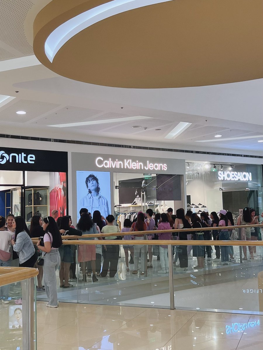 We are currently on vacation in the Philippines and we wanted to see Jungkook’s ad in MOA. 

Would’ve wanted to take a picture with him, but how can we? Look at the line!!!! Oh Jungkook, wherever we go, you are so loved… ❤️❤️❤️

#10YearsWithJungkook