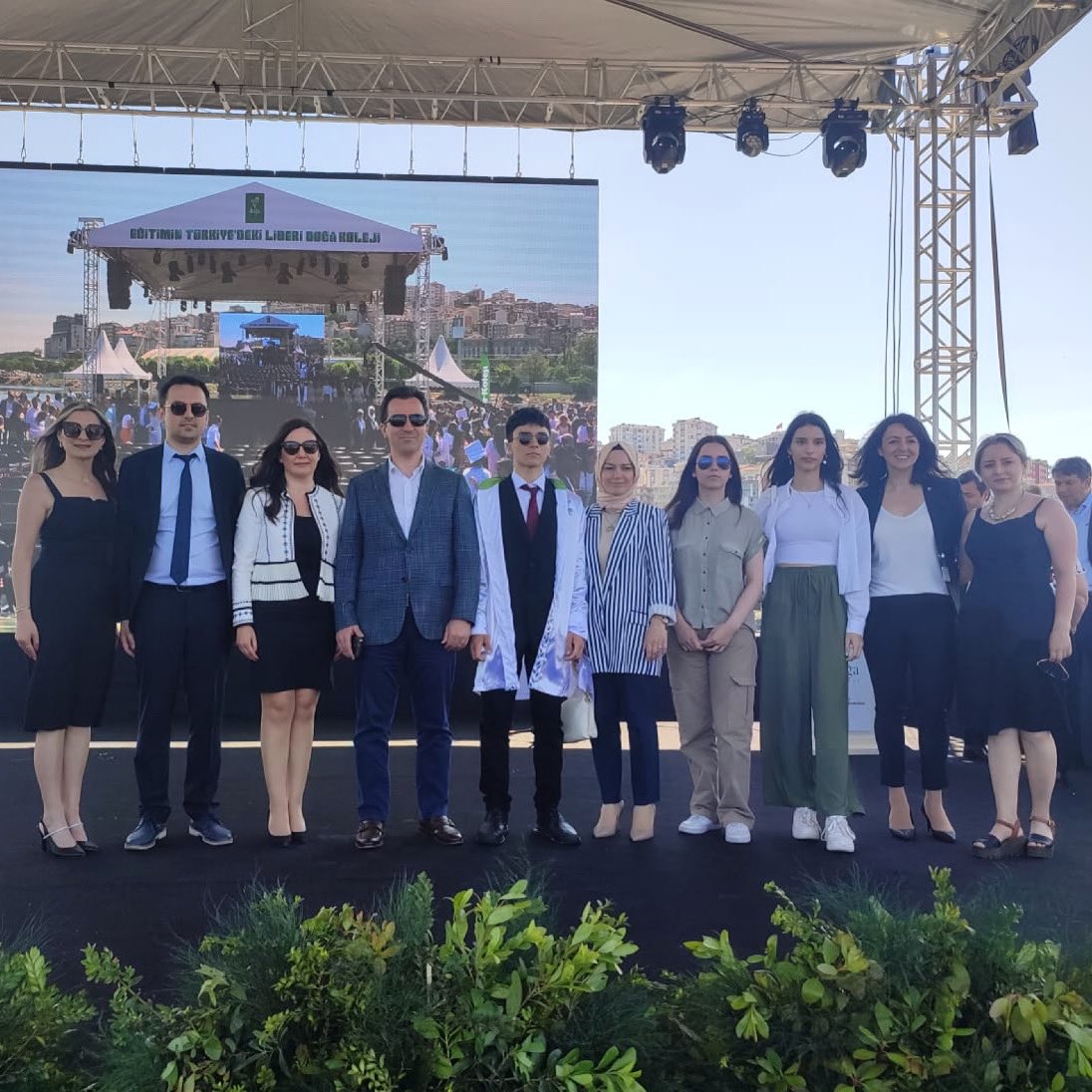 Doğa Harikaları Günü törenimize katılarak; Bilgi Üniversitesi evsahipliğinde öğrencilerimizin mezuniyet coşkusuna ortak olan Sancaktepe Kaymakamımız Sayın Ahmet Karakaya'ya Sancaktepe Doğa ailesi olarak teşekkürlerimizi sunarız. <a href="/TC_sancaktepe/">T.C. Sancaktepe Kaymakamlığı</a> <a href="/DogaOkullari/">Doğa Koleji</a> <a href="/cavus_gulsen/">Gülşen Çavuş</a>