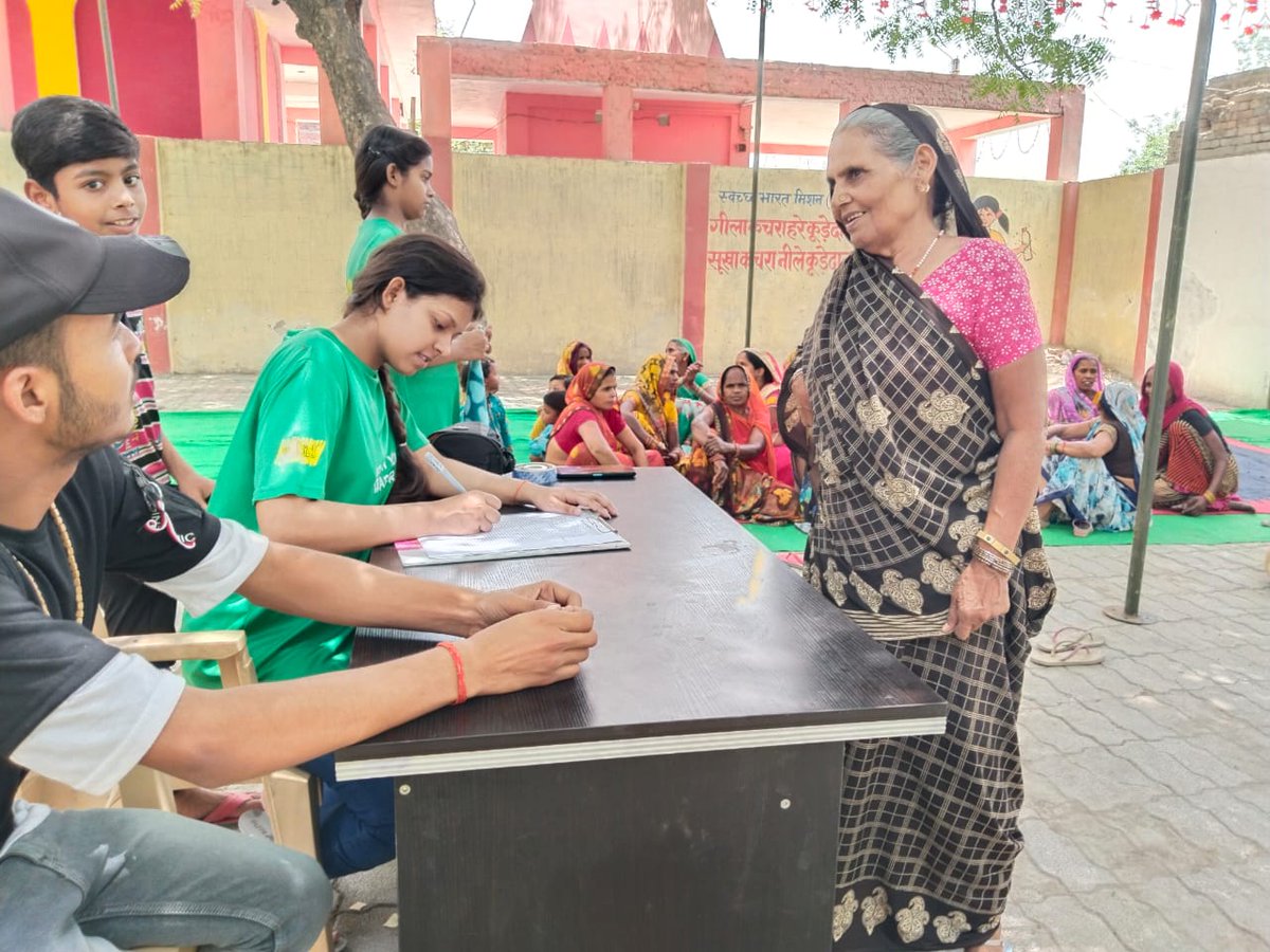 MelJol's Aflatoun Young Leaders (AYL) from Murarnagar, Hardoi decided to organize an #EyeCheckUp camp for the elderly as their social #responsibility. With the support of MelJol and IPL, the camp was conducted in 2 villages benefiting 128 people. #youngleaders #initiative #health