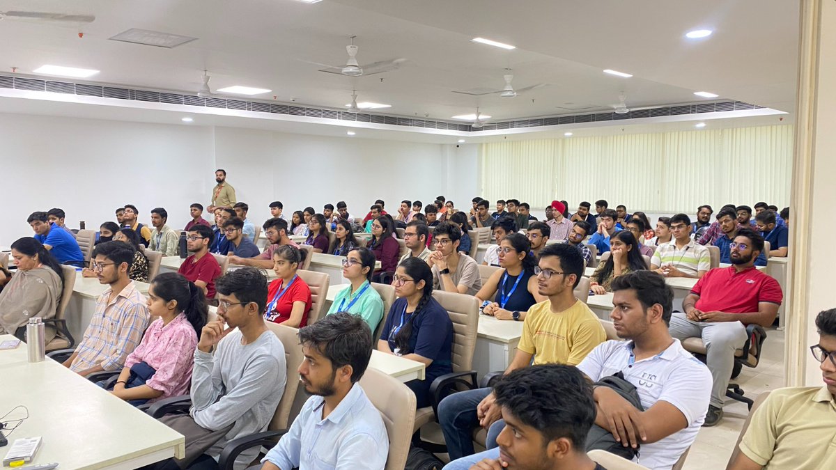 VIPS_Delhi's tweet image. Dr. Ashwini Kumar Sharma enlightened the students at VIPS-TC with a captivating talk on Technological Transformation to Achieve the G20 mission. #TechnologicalTransformation #G20Mission #CriticalThinking #ProblemSolving #Teamwork #G20India #VIPS #G20 #DelhiVIPS