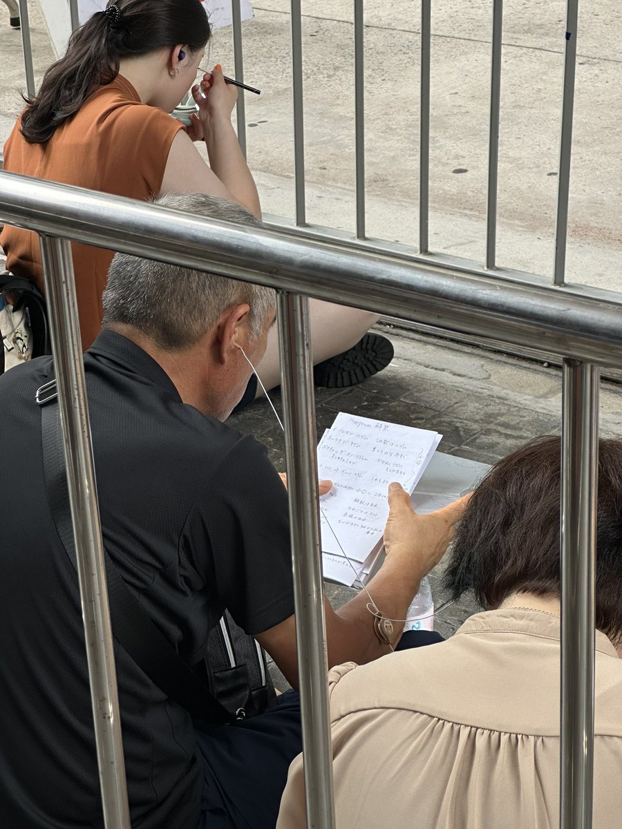 miunggii's tweet photo. aku terharuu liat ini huhu beliau lagi hafalin lirik haegeum di day 1 terus day 2 nya siapa kira malah diajak jabatan tangan sama suga 😭😭😭 https://t.co/fXtQTDFR07