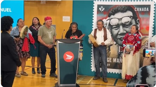 "We don't need your RCMP!" The Constitution Song is sung by Secwepemc land defender Kanahus Manuel and family at a ceremony for a Canada Post commemorative stamp honouring the life of George Manuel. More context at pbicanada.org/2023/06/13/we-… #AbolishCIRG #StopTMX #TinyHouseWarriors
