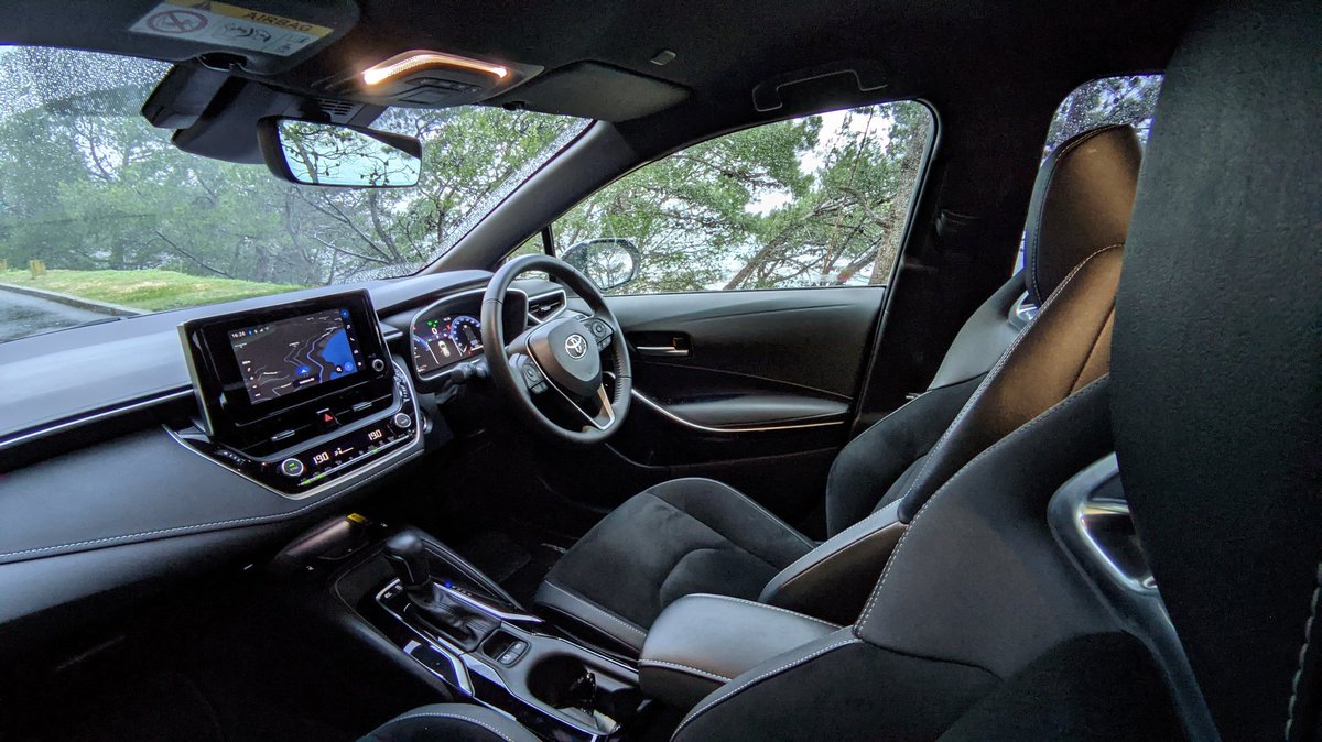 TechnoBokMedia's tweet photo. The new @ToyotaSA Corolla Hatch is the kind of hatchback that performs with power but travels light, is obsessed with style and engages all your senses. It's easily one of my favourite rides within this class of vehicle.
.
.
#Toyota
#ToyotaSA
#ToyotaCorolla
#CorollaHatch https://t.co/UCBqMcsAKf