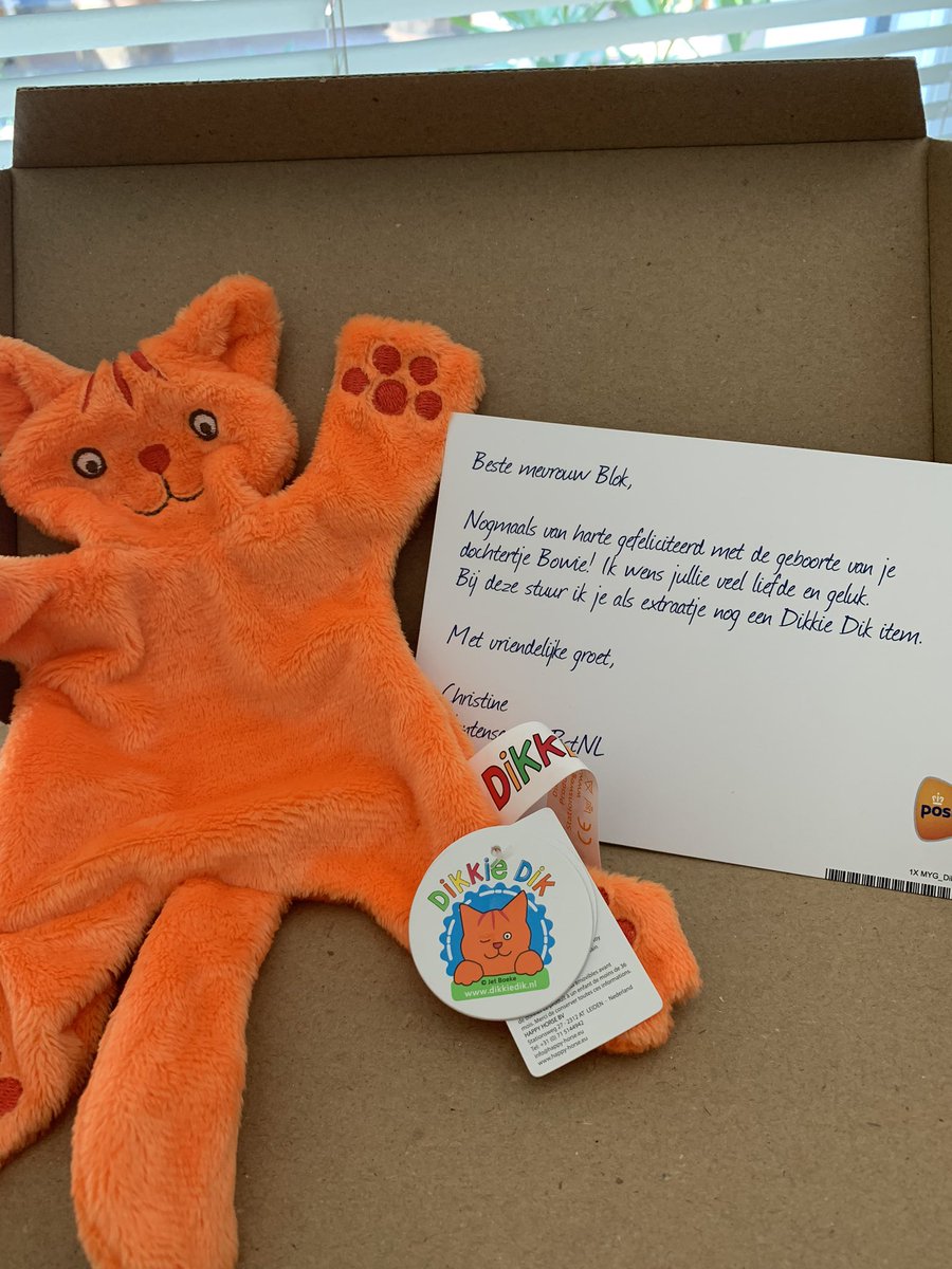 Van de 60 geboortekaartjes die we verstuurden, kwam er voor één een boete vanwege onvoldoende gefrankeerd. Toen ik <a href="/PostNL/">PostNL</a> liet weten dat ik dat wat vreemd vond, scholden ze niet alleen de 5€ kwijt, maar kregen we òok een lief cadeautje voor de kleine meid! 🥰 #klantenservice