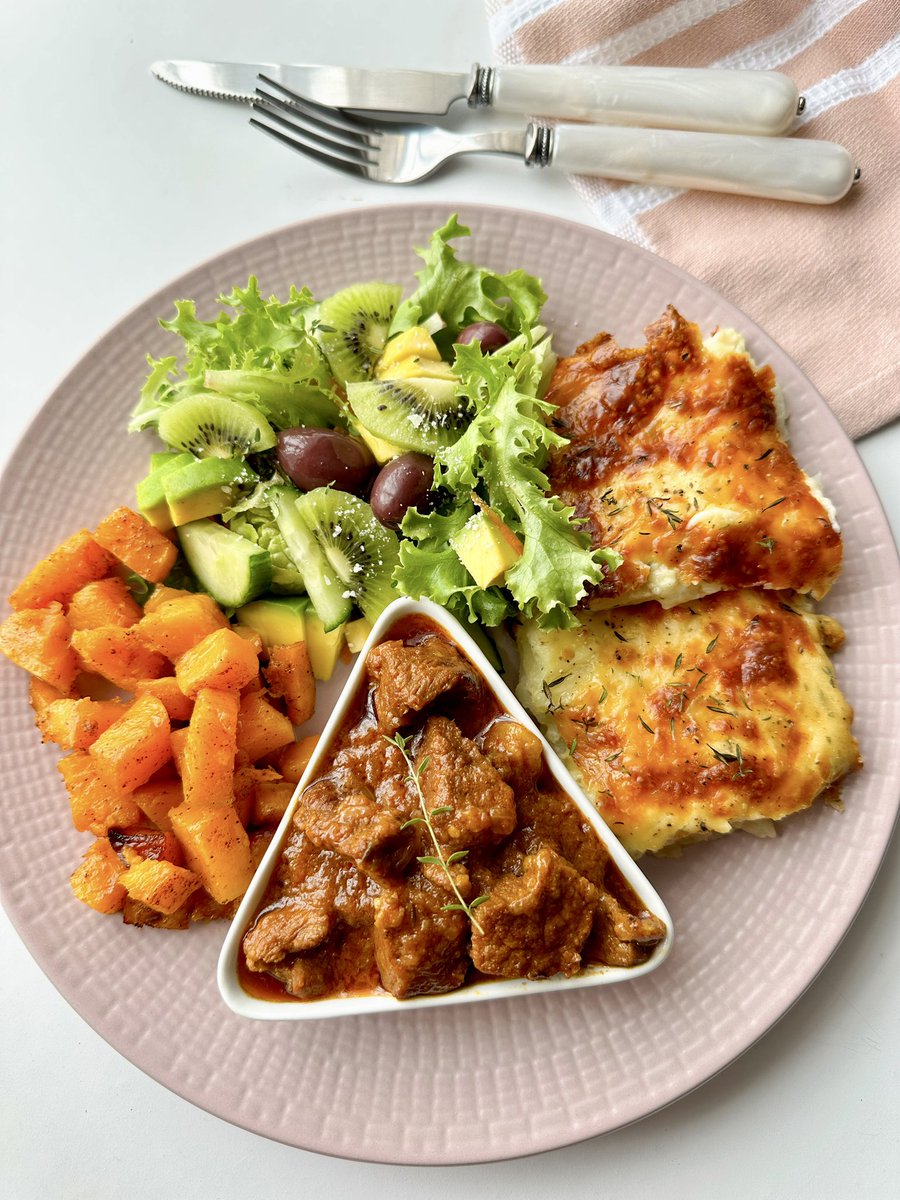 Lunch time fabulous 😍😋 Garlic & herb potato bake, honey and cinnamon butternut, greens salad and beef curry 😍😍😋 Recipe on my stories on IG : @_theeats