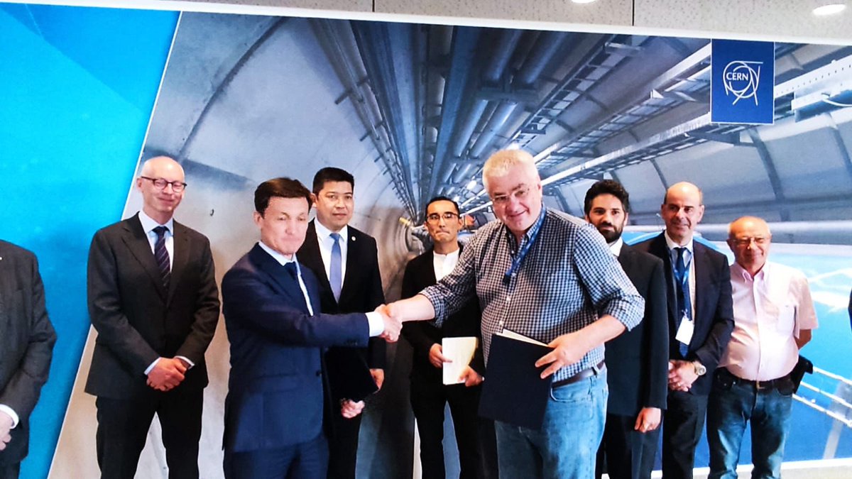 KazakhPM_UNOG's tweet photo. #Kazakhstan - #CERN cooperation taken to the next level: 
Director of 🇰🇿 Institute of Nuclear Physics Sayabek Sakhiyev and @CERN Director for Research and Computing Joachim Mnich signed the Addendum No. 11 to the Memorandum of Understanding for the NA62 Experiment https://t.co/jl3AR7prGC