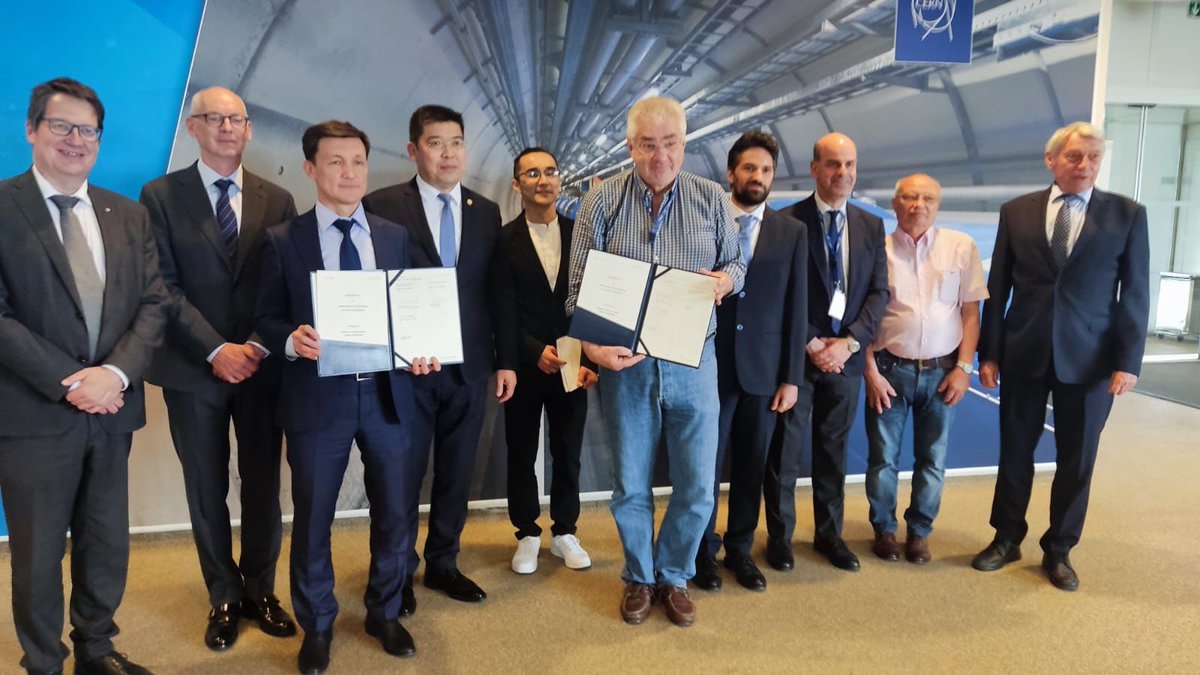 KazakhPM_UNOG's tweet photo. #Kazakhstan - #CERN cooperation taken to the next level: 
Director of 🇰🇿 Institute of Nuclear Physics Sayabek Sakhiyev and @CERN Director for Research and Computing Joachim Mnich signed the Addendum No. 11 to the Memorandum of Understanding for the NA62 Experiment https://t.co/jl3AR7prGC