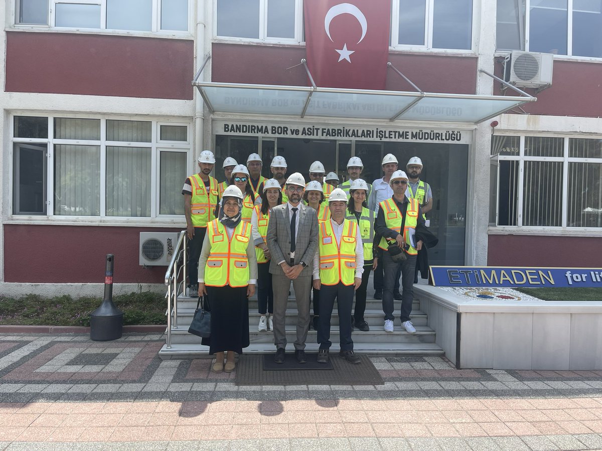 ookurosman's tweet photo. Türkiye’nin ilk yerli Sodyum Borhidrür tesis kurulumu projesinin başlangıç toplantısını yaptık. Çok yakında 50-70€/kg değerinde ürünlerimizi envanterimize katacağız. BORa değer katmak için buradayız.@TUBITAK_MAM🤝@Etimaden https://t.co/1giatTnbHV